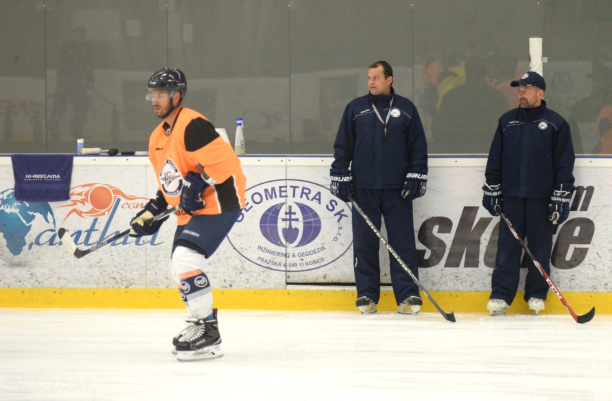 Sprava tréner brankárov Marko Milý a asistent trénera Marcel Šimurda počas prípravy hokejistov HC Košice v roku 2016.