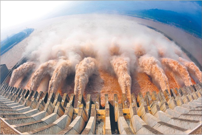 Trzynastoletnią budowę <strong>Tamy Trzech Przełomów</strong> zakończono w 2006 roku, jej koszty wyniosły ok. 37 mld dolarów (przewidywano 8,3 mld dol.). 
Na potrzeby powstania tego kolosa przesiedlono ponad 1,2 mln ludzi, zatopiono 17 dużych miast, 140 miasteczek i ponad 3000 wsi, a sama tama po uruchomieniu… przechyliła oś obrotu Ziemi, co przesunęło biegun geograficzny o 2 cm i wydłużyło dobę o 0,06 mikrosekundy.