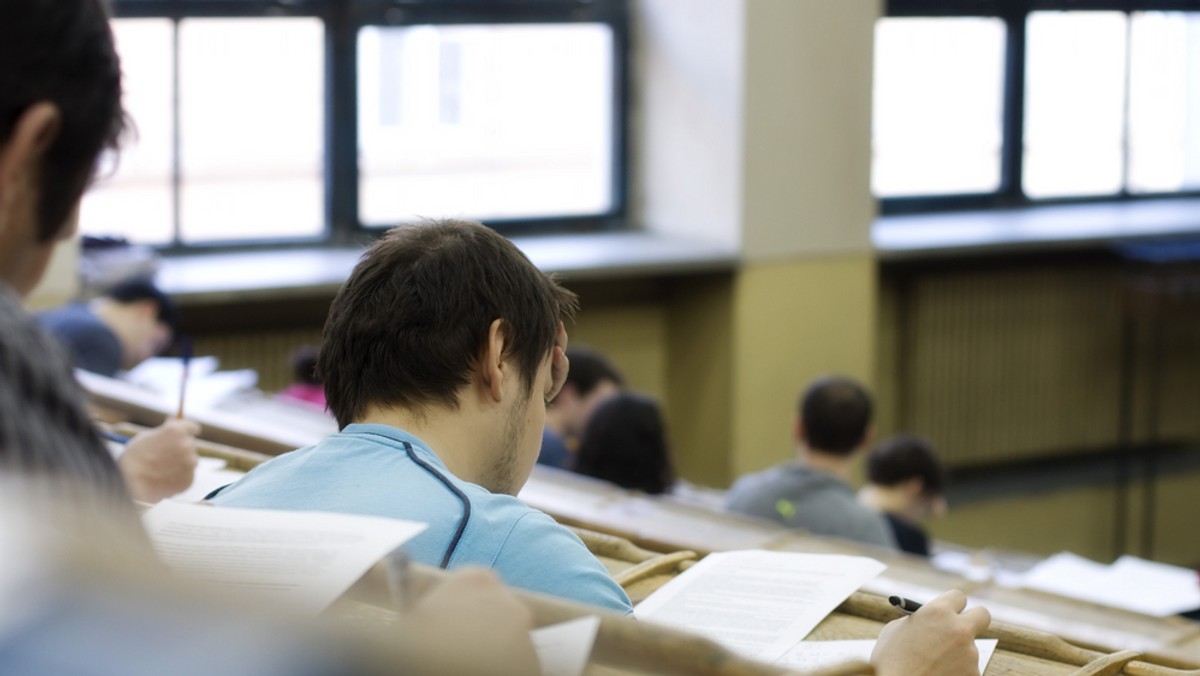 Mikrosłuchawka z pętlą indukcyjną, mikrokamera, długopis i zegarek o specjalnych właściwościach, telefon komórkowy z bluetooth i wspomagacze. Tak studenci zbroją się na czas sesji. Przygotowanie do egzaminów może kosztować ich nawet 2 tys. zł!