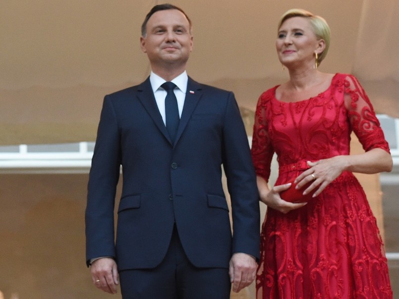 Tuż po tym, jak parze prezydenckiej zrobiono wczoraj zdjęcia podczas wieczornego spotkania w księciem Williamem i księżną Catherine, w Internecie pojawiło się mnóstwo komentarzy na temat stylizacji polskiej pierwszej damy i małżonki księcia...