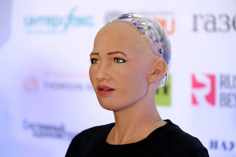 Sophia to przykład androida wyposażonego w sztuczną inteligencję, ale niemającego prawdziwych emocji