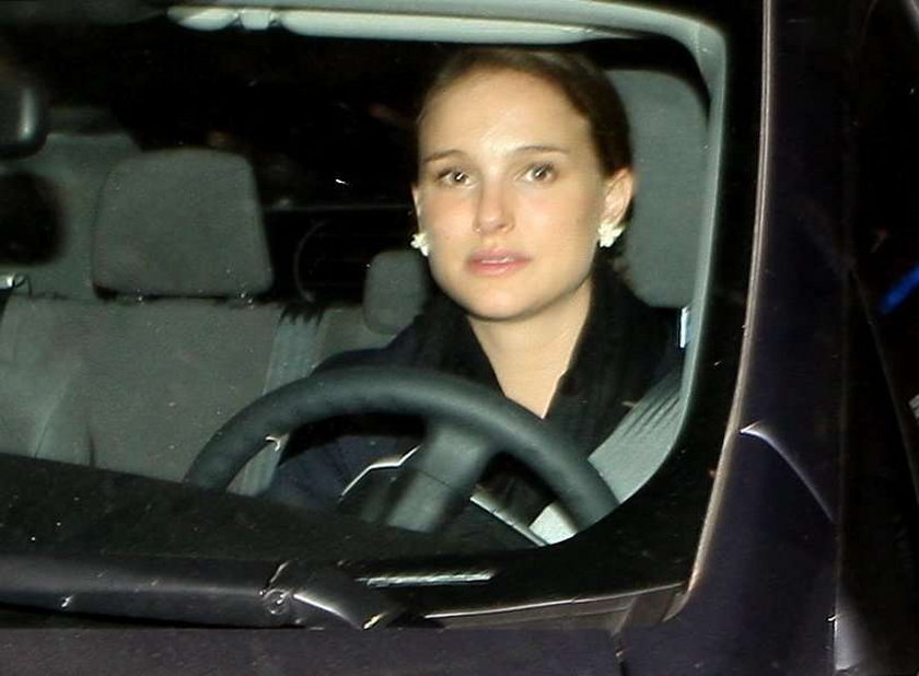 Natalie Portman, pierscionek, kolczyk