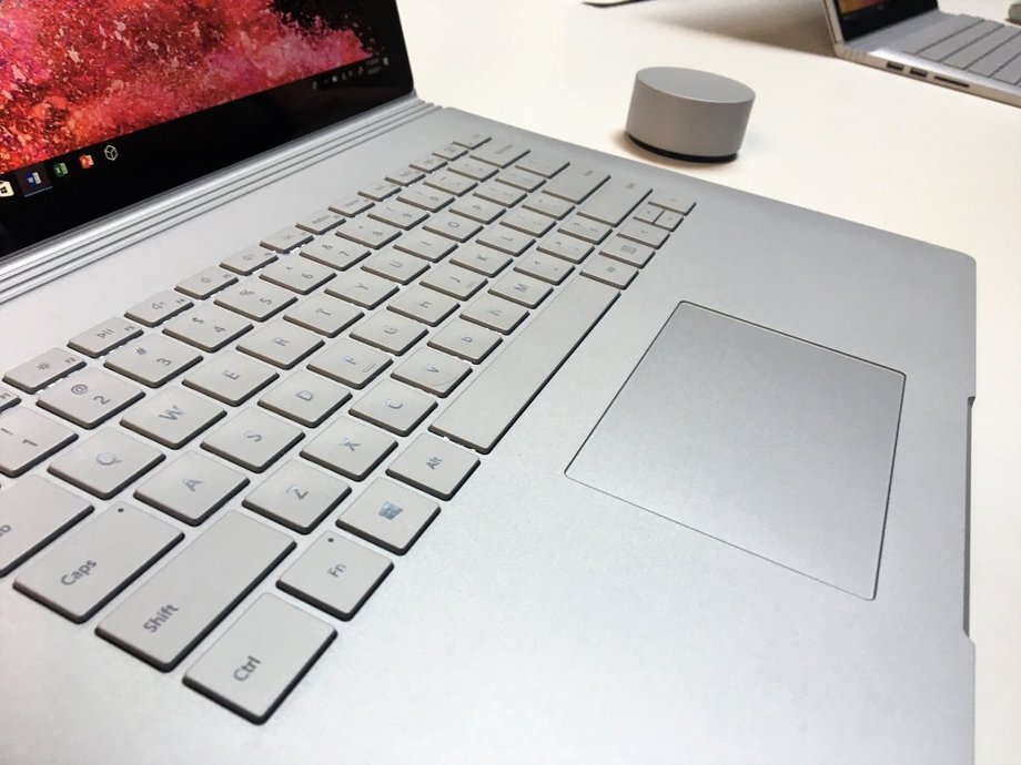 Klawiatura i gładzik równie przeszły lekką renowację. Już wcześniej twierdziłem, że są niemal tak dobre, jak te w MacBookach Apple’a. Teraz jeszcze wygodniej obsługuje się komputer