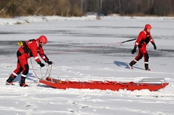 Ujście. Zerwała się kra, dryfowali na niej czterej wędkarze. Są już na lądzie
