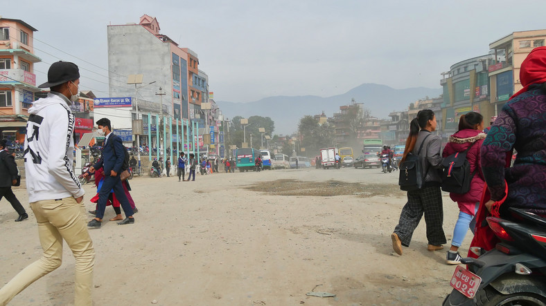 Zanieczyszczenie zakrywa widok na góry w Nepalu