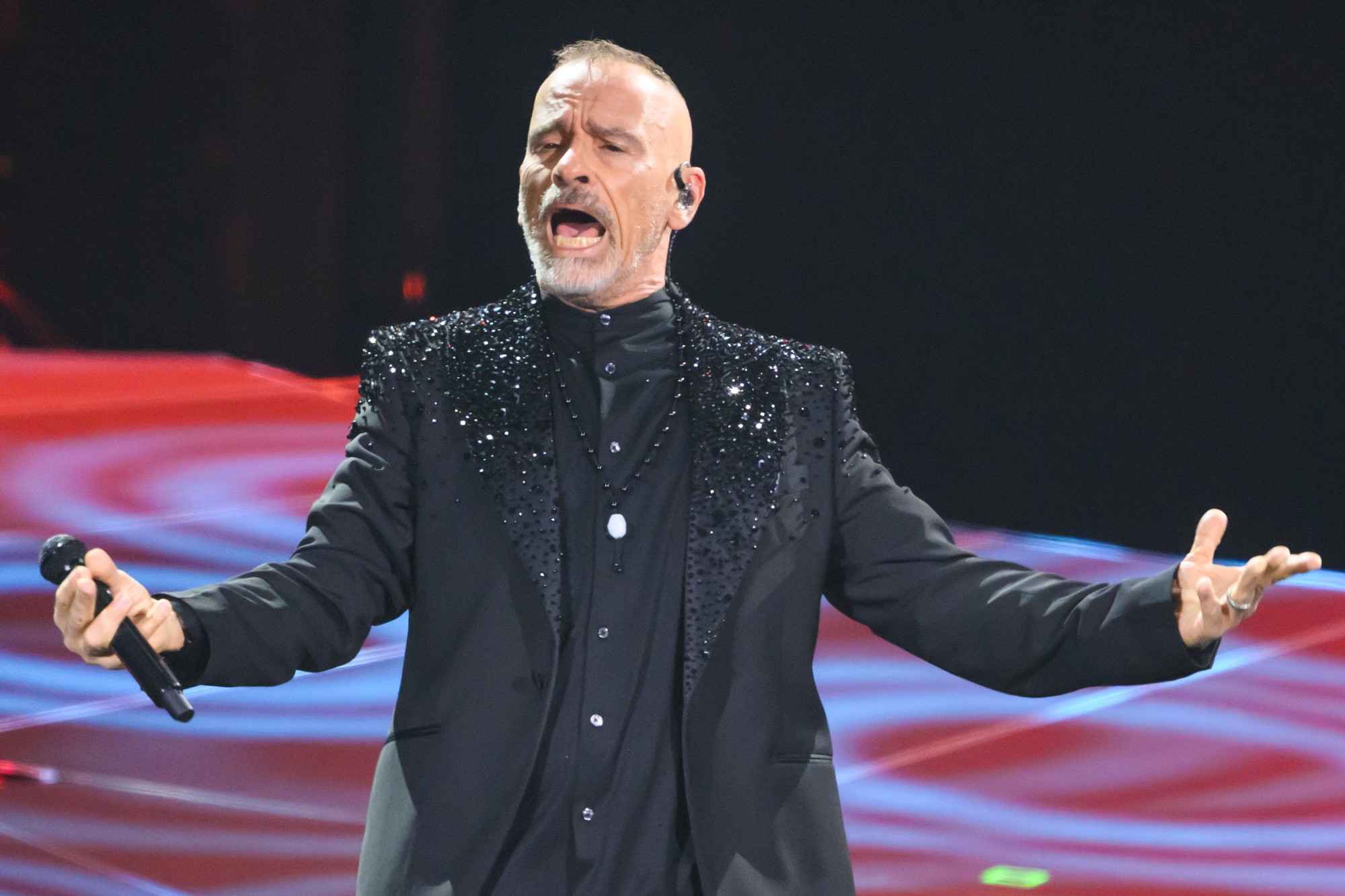 Taliansky spevák Eros Ramazzotti počas koncertu v Bratislave.