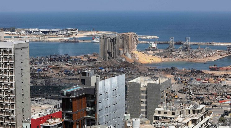 Bejrút kikötőjének képe látható a libanoni bejrúti robbanások után