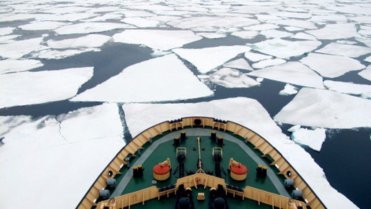 Chiński lodołamacz, który uczestniczył w misji ratunkowej rosyjskiego statku naukowo-badawczego "Akademik Szokalski", sam utknął w piątek w lodach Antarktydy i czeka na sprzyjające warunki, by podjąć próbę uwolnienia się.