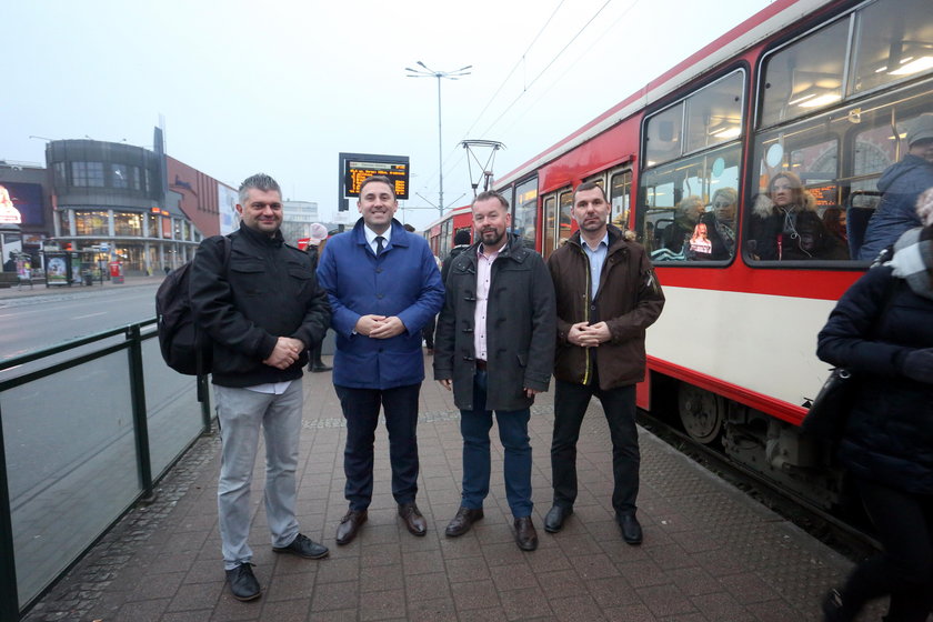 Wiceprezydent Gdańska, Piotr Borawski, Sebastian Zomkowski i Zygmunt Gołąb z ZTM oraz Jędrzej Sieliwończyk z urzędu miasta Gdańska
