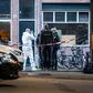 Policja w pobliżu Lange Leidsedwarsstraat w Amsterdamie, gdzie 6 lipca 2021 r. został postrzelony reporter kryminalny Peter R. de Vries (zmarł w szpitalu kilka dni później).