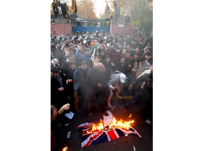 Irańscy studenci  szturmują ambasadę Wielkiej Brytanii w Teheranie