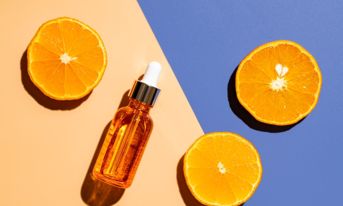 To serum aż bucha od witaminy C! Przebarwienia znikają, twarz znów promienna. Teraz w promocji!