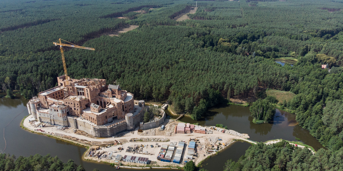 W toku śledztwa ustalono, iż budowa zamku w Stobnicy (pow. obornicki) zagraża środowisku i powstała wbrew przepisom ustawy o ochronie przyrody na Obszarze Specjalnej Ochrony Ptaków.