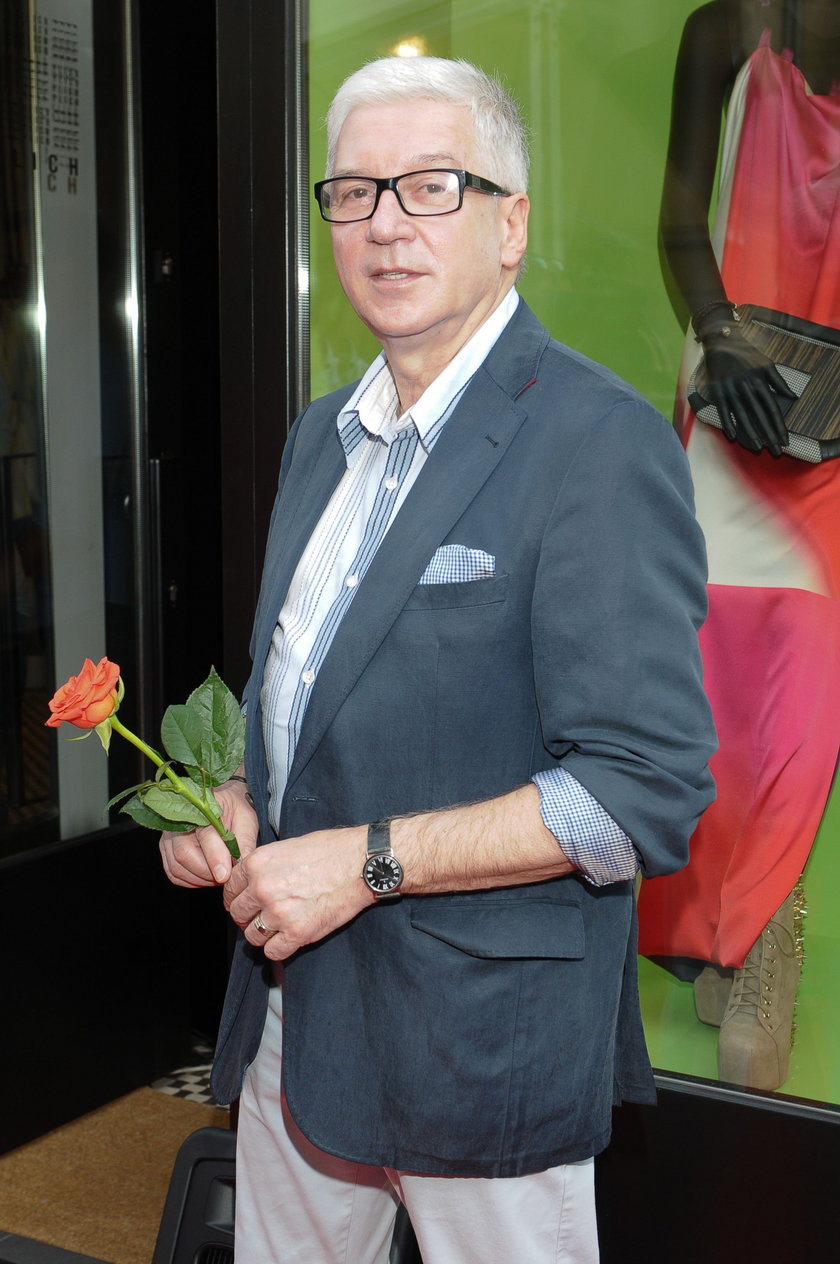 Ryszard Rembiszewski w garniturze i okularach pozuje do zdjęcia