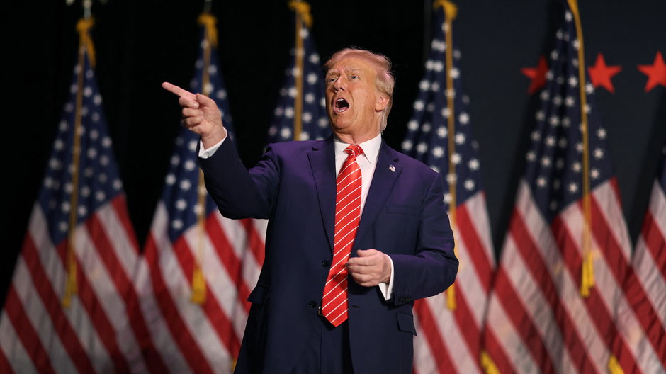 Donald Trump podczas wiecu w ramach kampanii wyborczej w Sioux City. 29 października 2023 r.