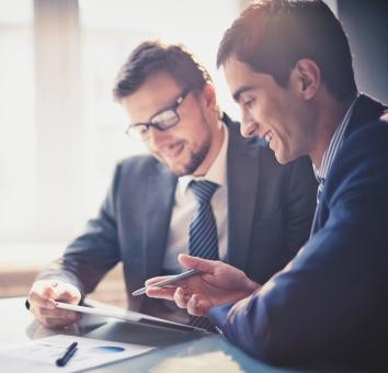 Być w temacie<br><br>
Coraz częściej pracodawcy skarżą się na to, że wielu absolwentów kończąc studia, ma niewielkie pojęcie i wyobrażenie jak w rzeczywistości wygląda praca zgodna z ich  wykształceniem. Uczestnicząc w praktykach czy stażach, można wcześniej przygotować się na tę rzeczywistość i poznać ją bliżej, przygotowując się do późniejszej pracy w zawodzie. Pomogą nam w tym także portale i fora społecznościowe, koła zainteresowań, prasa branżowa, czy np. targi branżowe. Wiedząc co dzieje się na rynku, w zakresie twojej przyszłej branży, twojego przyszłego stanowiska, uczysz się obserwując dynamikę tej branży, poznajesz ludzi, poznajesz tematy, wyrabiasz swoje zdanie czy wyrażasz opinię. W takich sytuacjach często słyszę od naszych klientów po rozmowie rekrutacyjnej z młodym absolwentem, że może jeszcze nie ma doświadczenia, ale z pewnością zna temat. I na tym byciu w temacie powinno nam zależeć.