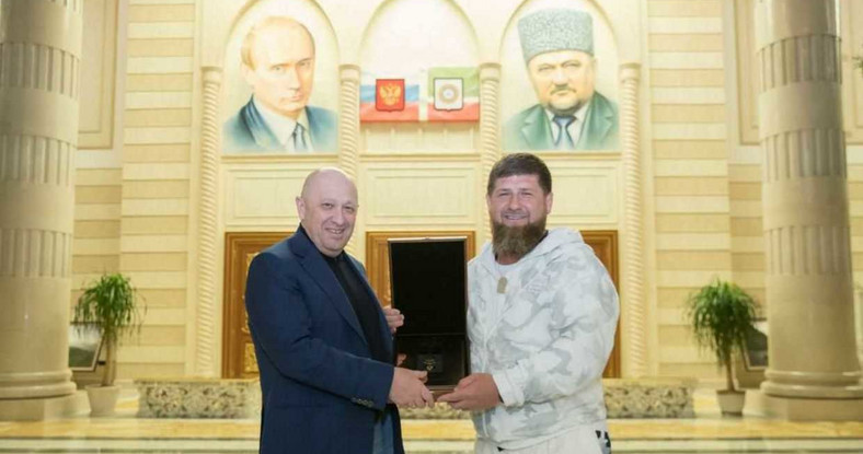 Jewgienij Prigożyn (L) i Ramzan Kadyrow (P). Za nimi podobizny Władamira Putina i Achmata Kadyrowa