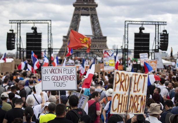 Protesty przeciw certyfikatom covidowym we Francji EPA/IAN LANGSDON Dostawca: PAP/EPA.