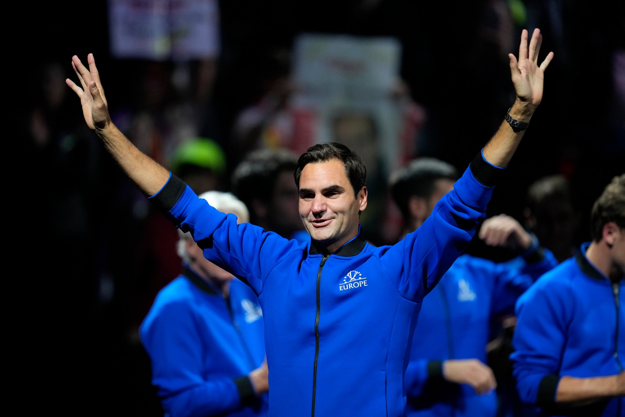 Švajčiarsky tenista Roger Federer z Tímu Európa sa lúči s divákmi po zápase štvorhry.