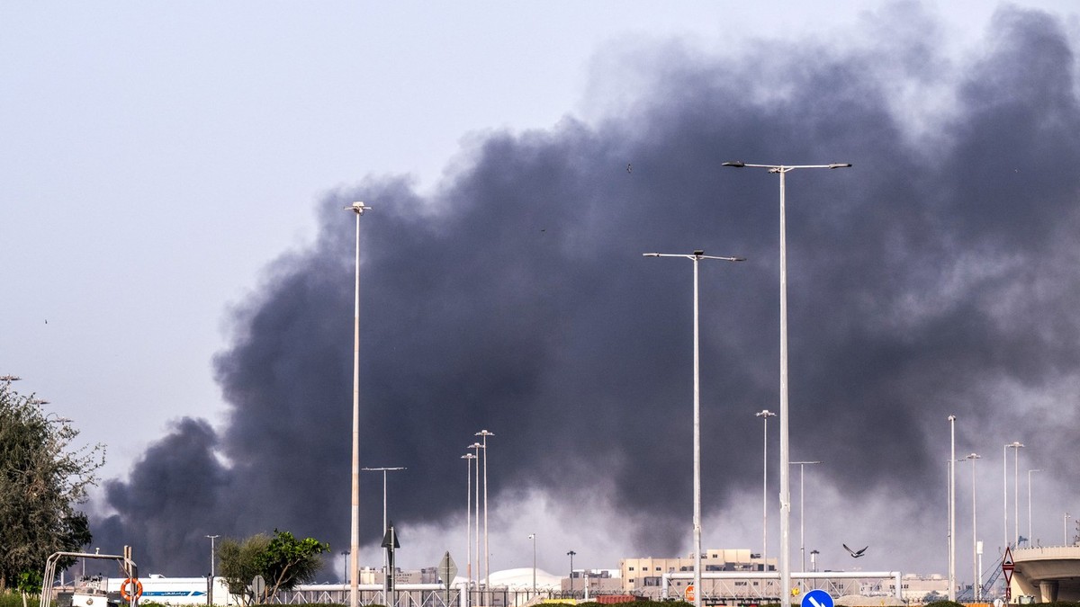 Dim iznad luke Zajed nakon iranskog udara na Abu Dabi 1. marta
