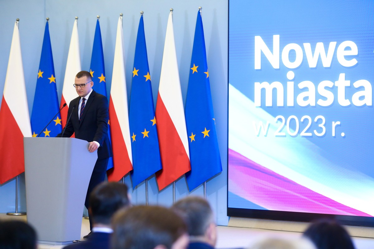 Wiceminister spraw wewnętrznych i administracji Paweł Szefernaker podczas uroczystości nadania praw miejskich