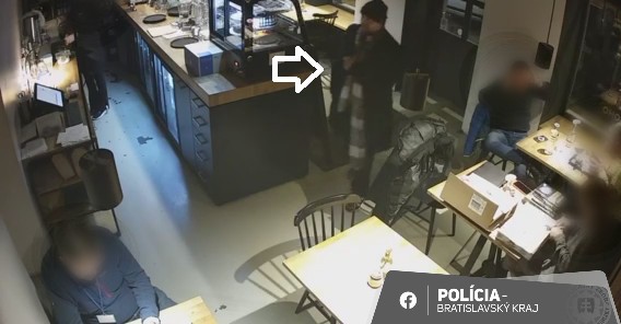 Polícia pátra po totožnosti muža na fotkách.