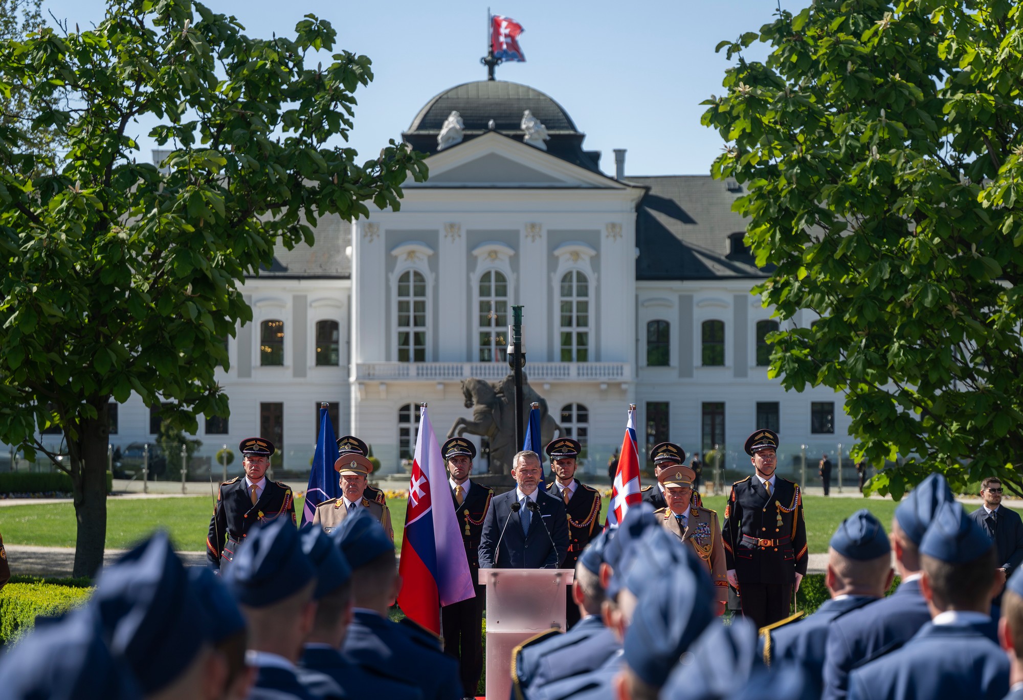Prezident SR Peter Pellegrini (uprostred), nový náčelník Generálneho štábu Ozbrojených síl SR Miroslav Lorinc (druhý zľava) a jeho predchodca Daniel Zmeko (druhý sprava). 