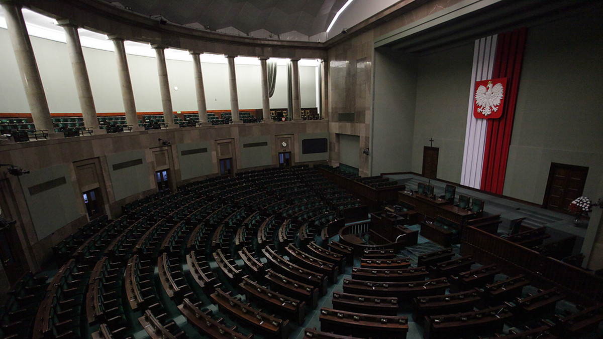 Większość klubów parlamentarnych - PiS, SLD, PSL i PJN - uzależnia poparcie dla noweli ustawy o prowadzeniu działalności kulturalnej od efektów dalszych prac i opinii środowiska artystycznego. Podczas debaty tylko PO wyraziła pełne poparcie dla projektu.