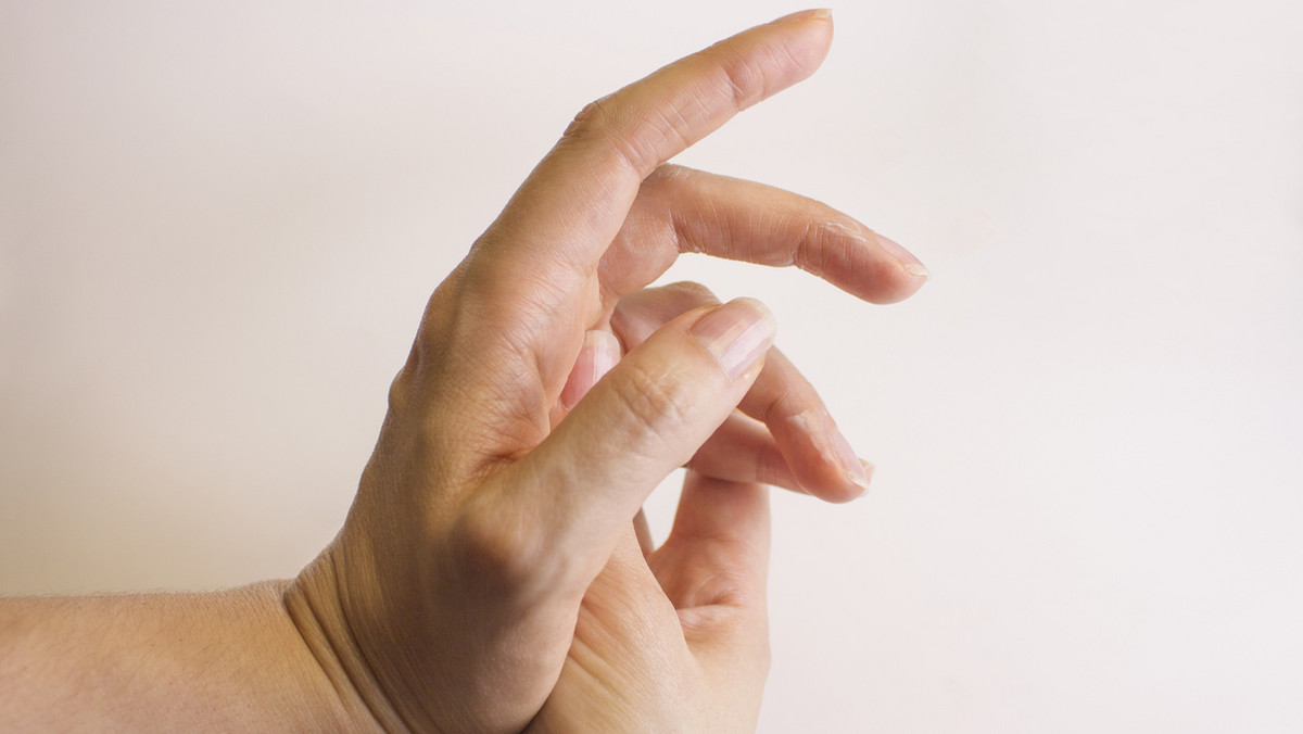 Prof. Tim Spector z King's College London twierdzi, że niepokojące zmiany na paznokciach mogą być objawem koronawirusa. Uczony opublikował zdjęcie "covidowych paznokci".