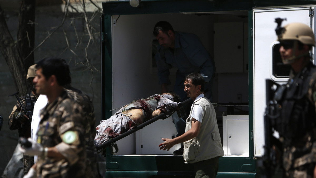 Do ponad 30 wzrosła liczba ofiar dwóch zamachów samobójczych przeprowadzonych dzisiaj w pobliżu szyickiego meczetu w Bagdadzie i wewnątrz świątyni. Kilkadziesiąt osób zostało rannych - wynika z nowego bilansu irackich źródeł medycznych i sił bezpieczeństwa.