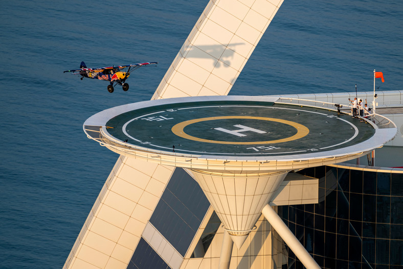 Polak Łukasz Czepiela wylądował samolotem na szczycie wieżowca w Dubaju.