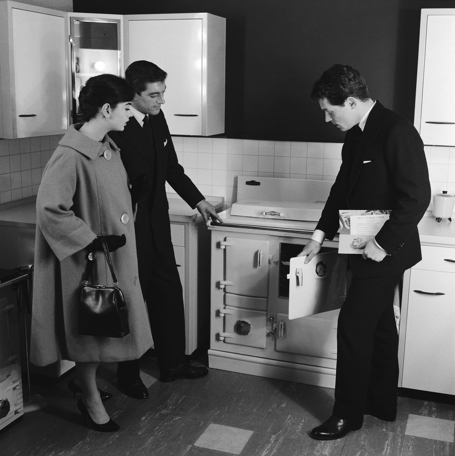 Sprzedawca pokazuje kuchenkę "Aga" 1960 r. 
