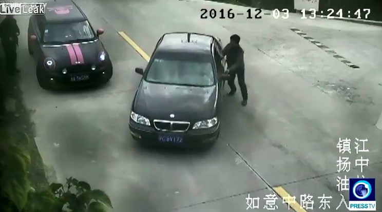 A férfi próbálta korrigálni bénázását, de már nem tudta megállítani a kocsit / Fotó: Live Leak