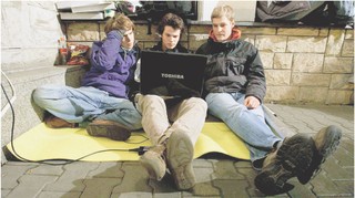 Polacy koczowali pod urzędami, aby dostać pieniądze na e-biznes