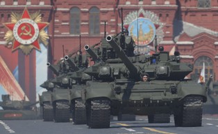 Rosja pręży muskuły. Coroczna defilada wojskowa przeszła przez Plac Czerwony w Moskwie [ZDJĘCIA]