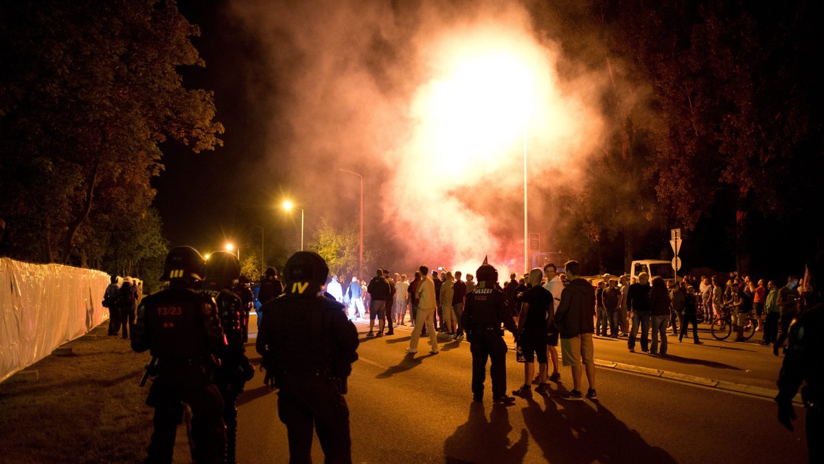 W Heidenau pod Dreznem niemiecka policja musiała użyć gazu łzawiącego przeciwko uczestnikom protestu blokującym dojazd do ośrodka dla uchodźców. Protestujący obrzucili funkcjonariuszy kamieniami i butelkami. Blokadę zorganizowała skrajnie prawicowa NPD.