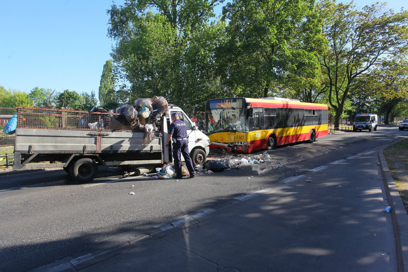 Zderzenie autobusu ze śmieciarką. Cztery osoby ranne 