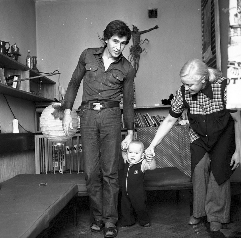 Jan Nowicki i Barbara Sobotta z synem Łukaszem w swoim domu [1974]