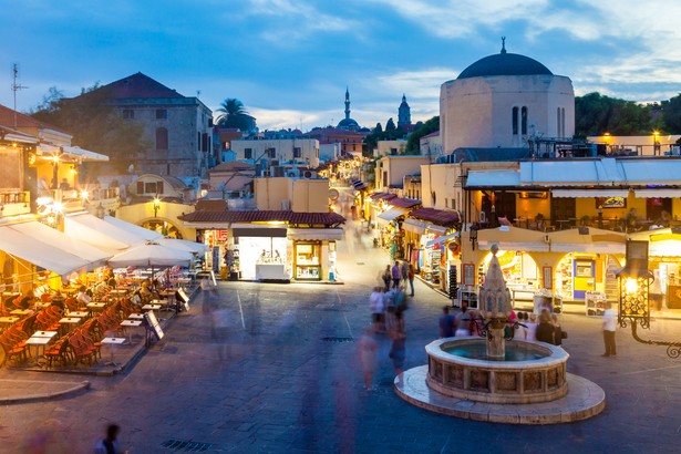 Plac Hipokratesa na historycznej starówce w Rodos, Grecja