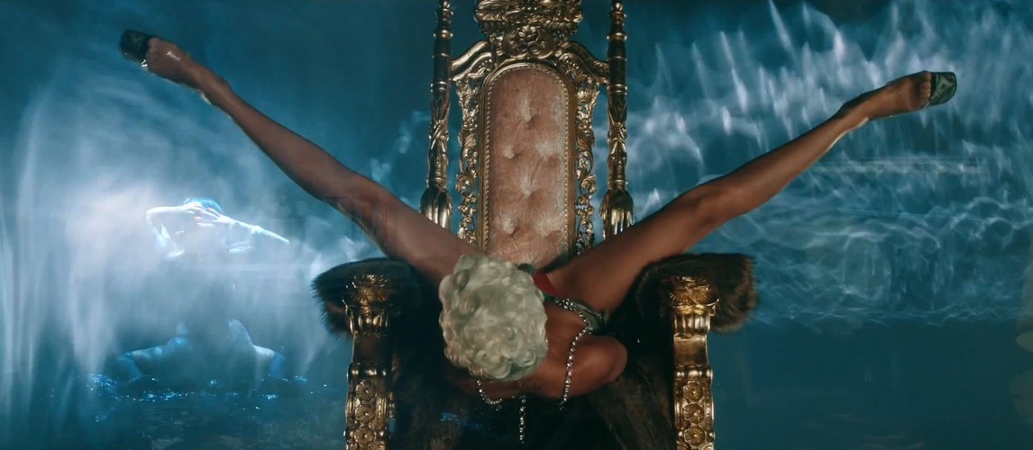 Rihanna w klipie do 'Pour It Up'
