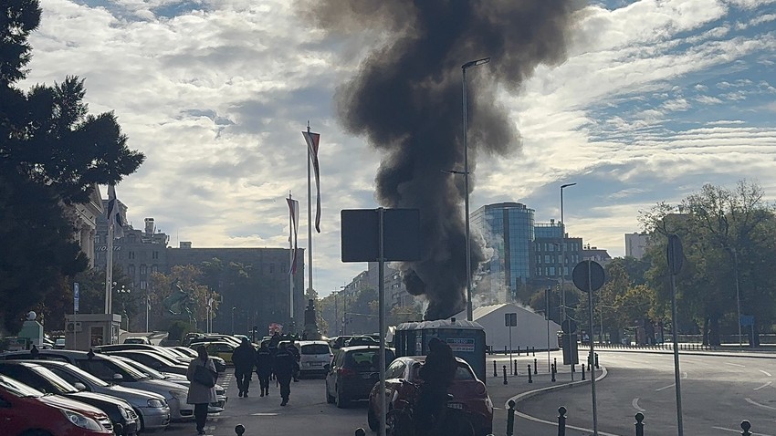 Požar ispred Skupštine