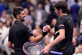 Sinoć NIKO NIJE GLEDAO TENIS ZBOG NJE: Vanserijski lepa devojka Novakovog rivala je prava "MAČKA U KANDŽAMA TIGRA" i svojim izgledom je potpuno dekoncentrisala publiku