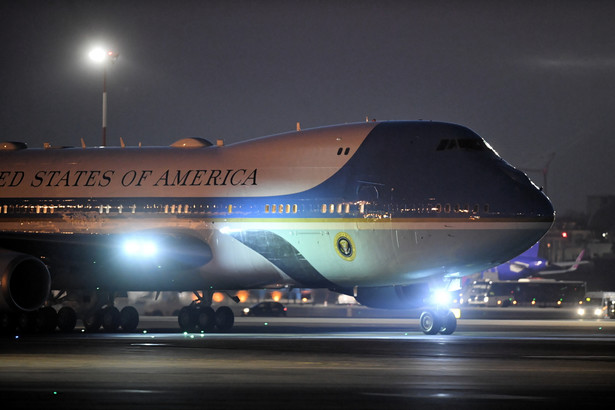 Wizyta prezydenta USA Joe Bidena. Samolot Air Force One z prezydentem USA Joe Bidenem na pokładzie na lotnisku w Warszawie,