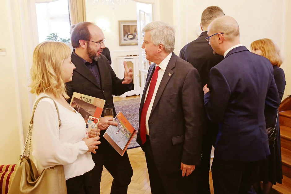 Kultura i politika: Ambasador SAD u razgovoru sa urednikom kulture u "Blicu"