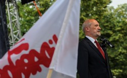 Macierewicz w Ursusie: Naszą powinnością jest odbudowa Ojczyzny, która była rozgrabiana przez tyle lat