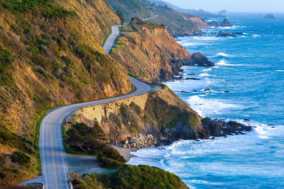 Autostrada California Pacific Coast słynie z niesamowitych nadmorskich widoków z licznymi urwiskami, które wychodzą na Ocean Spokojny. Dla turystów po drodze są różne restauracje, plaże i wiele innych atrakcji.