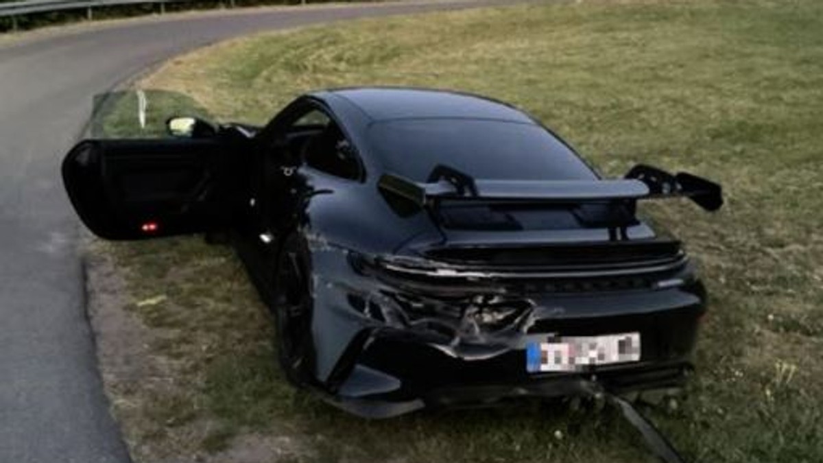 LUKSUZNI PORŠE OSTAVIO PORED PUTA I POBEGAO KROZ ŠUMU Nemačka policija traga za državljaninom Srbije: Vrednost sportske ZVERI procenjena na 200.000 evra, evo kako je došlo do nesreće