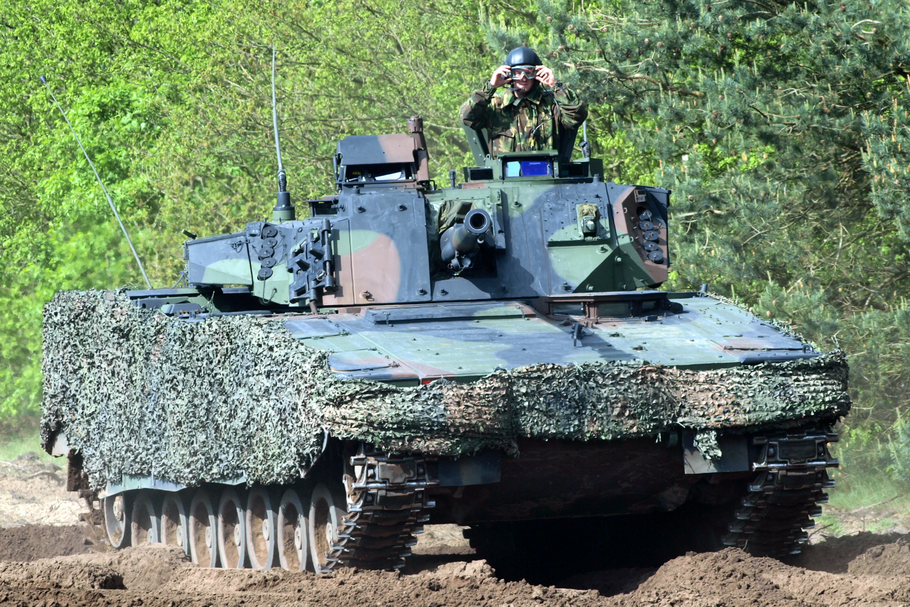 Wóz bojowy CV90, których kilkadziesiąt właśnie jest kierowanych na front, ze swoim szybkostrzelnym działem jest prawdziwym leśnym wojownikiem (fot. Armia Holenderska, domena publiczna)