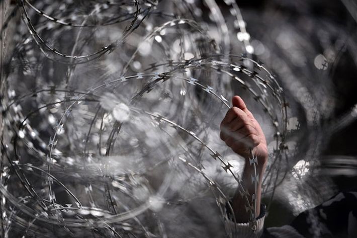 Autor: Louisa Gouliamaki, Agence France-Presse<br>
Macedonia. Od kiedy ten i inne kraje zablokowały dla migrantów tzw. bałkański szlak na północ Europy, w Idomeni utknęło co najmniej 12 tys. ludzi. Tego dnia kilkuset migrantów przełamało kordon policyjny po greckiej stronie przejścia w Idomeni, a następnie wyłamali bramę na pobliskim kolejowym przejściu granicznym. Około 500 demonstrantów wykrzykiwało: „Otworzyć granice!”. Niektórzy obrzucali kamieniami macedońską policję – ta odpowiedziała gazem łzawiącym i granatami hukowymi. Wówczas migranci się wycofali. Według obecnych na miejscu przedstawicieli organizacji Lekarze Świata co najmniej 30 osób, w tym wiele dzieci, zwróciło się o pomoc lekarską w związku z problemami z oddychaniem wywołanymi gazem łzawiącym. 29 marca 2016
<br><br>Źródło fot. <a href='http://www.grandpressphoto.pl/prasa/' style='color: blue'> Grand Press Photo 2016</a>