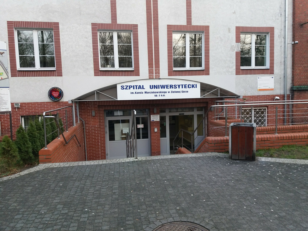 Wejście do Szpitala Uniwersyteckiego w Zielonej Górze, do którego trafił polski pacjent zero. 